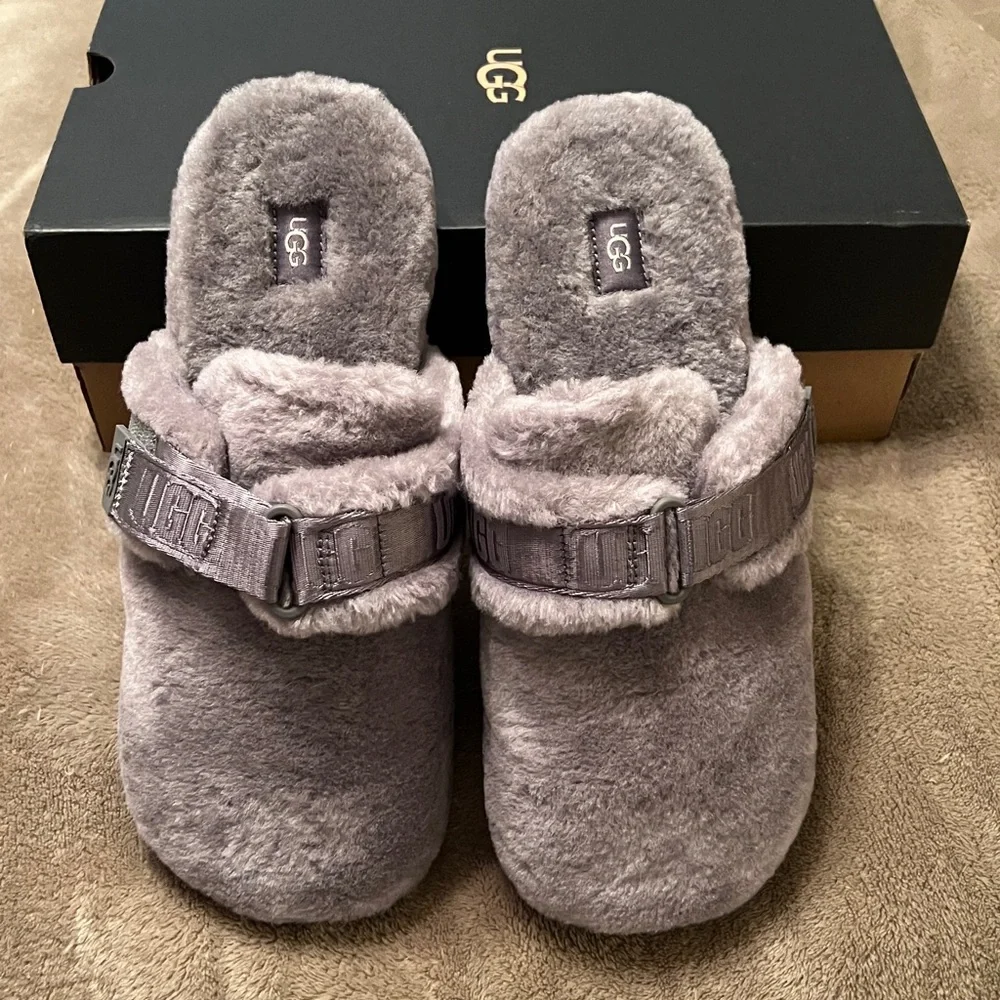 New Mens size 12 UGG SLIDES.